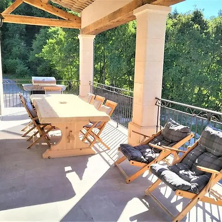 Avec Piscine Chauffee A L'annee Peyroules